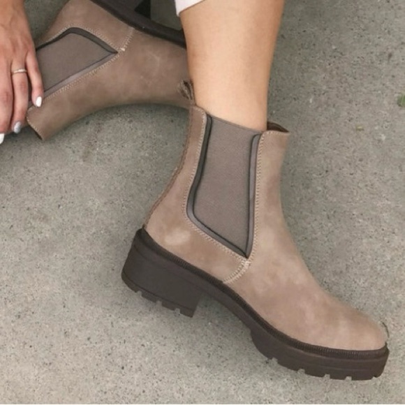 Rocket Dog Iggie Taupe Chelsie Boots Size 7.5 - Picture 1 of 11